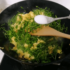 豌豆苗炒鸡蛋，这一口鲜~的做法 步骤8