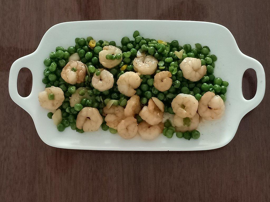 【虾仁炒青豆】
海虾个头比一般的虾要大一些，适当的加调料要腌制一下会更入味，时令青豆很是软糯口感甜甜的，两种食材结合一起很适合老小食用