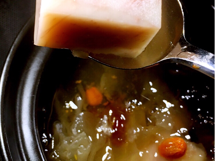 燕窝皂角米芋头银耳汤的做法