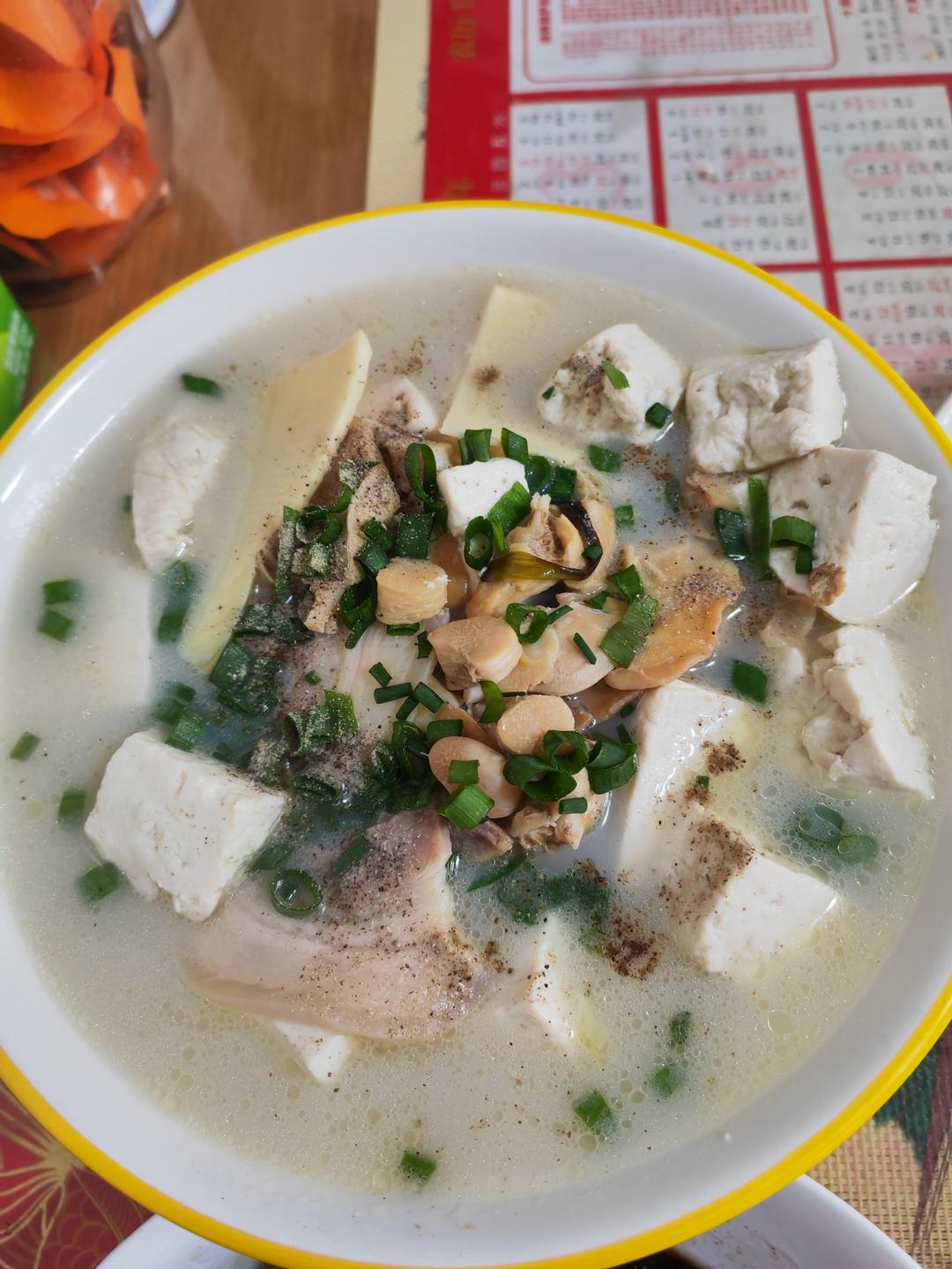 河蚌咸肉春笋豆腐汤