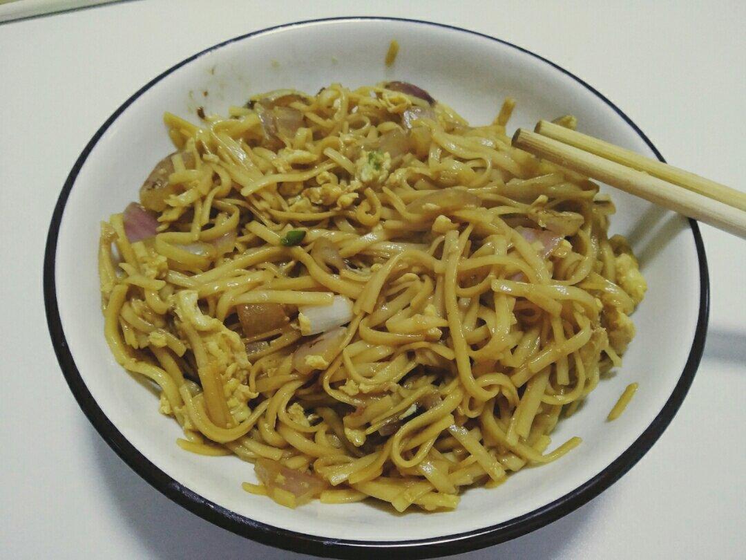 洋葱鸡蛋炒面