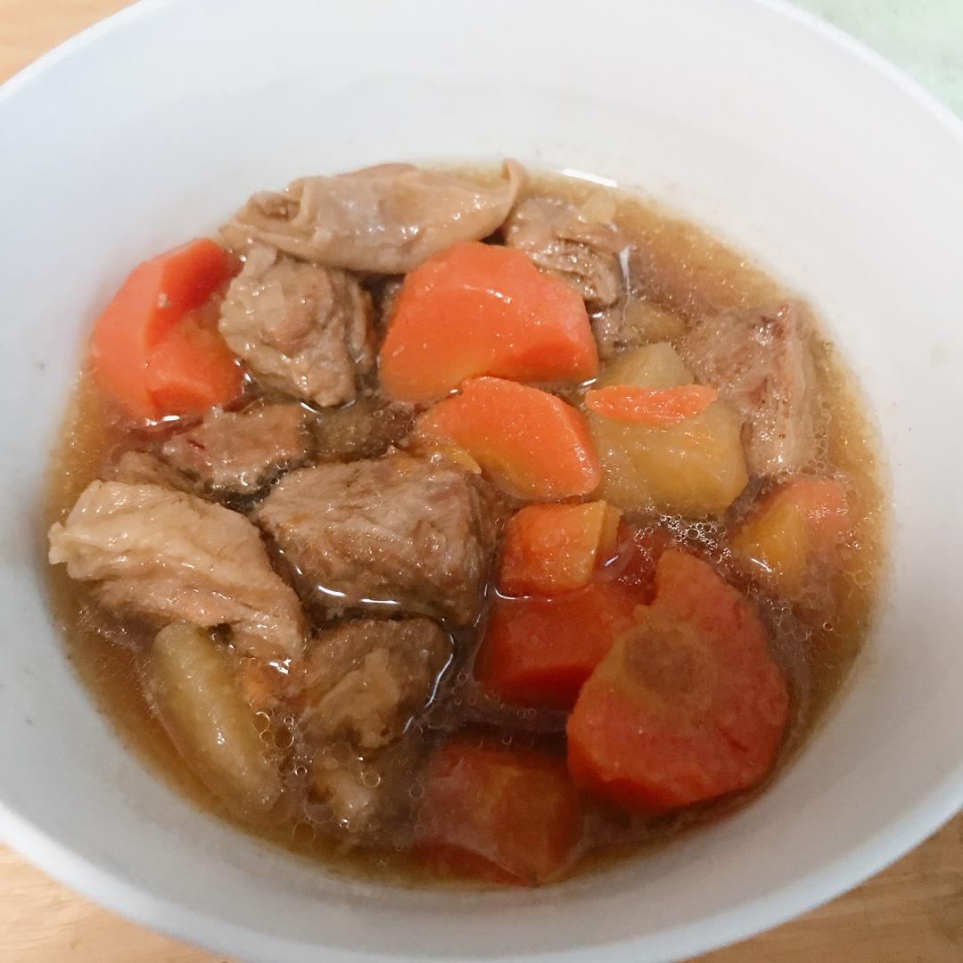 老爹👨做的红烧牛腩炖土豆🥔（浓厚香味可以把儿子👦从睡梦中叫醒，砂锅慢炖）
