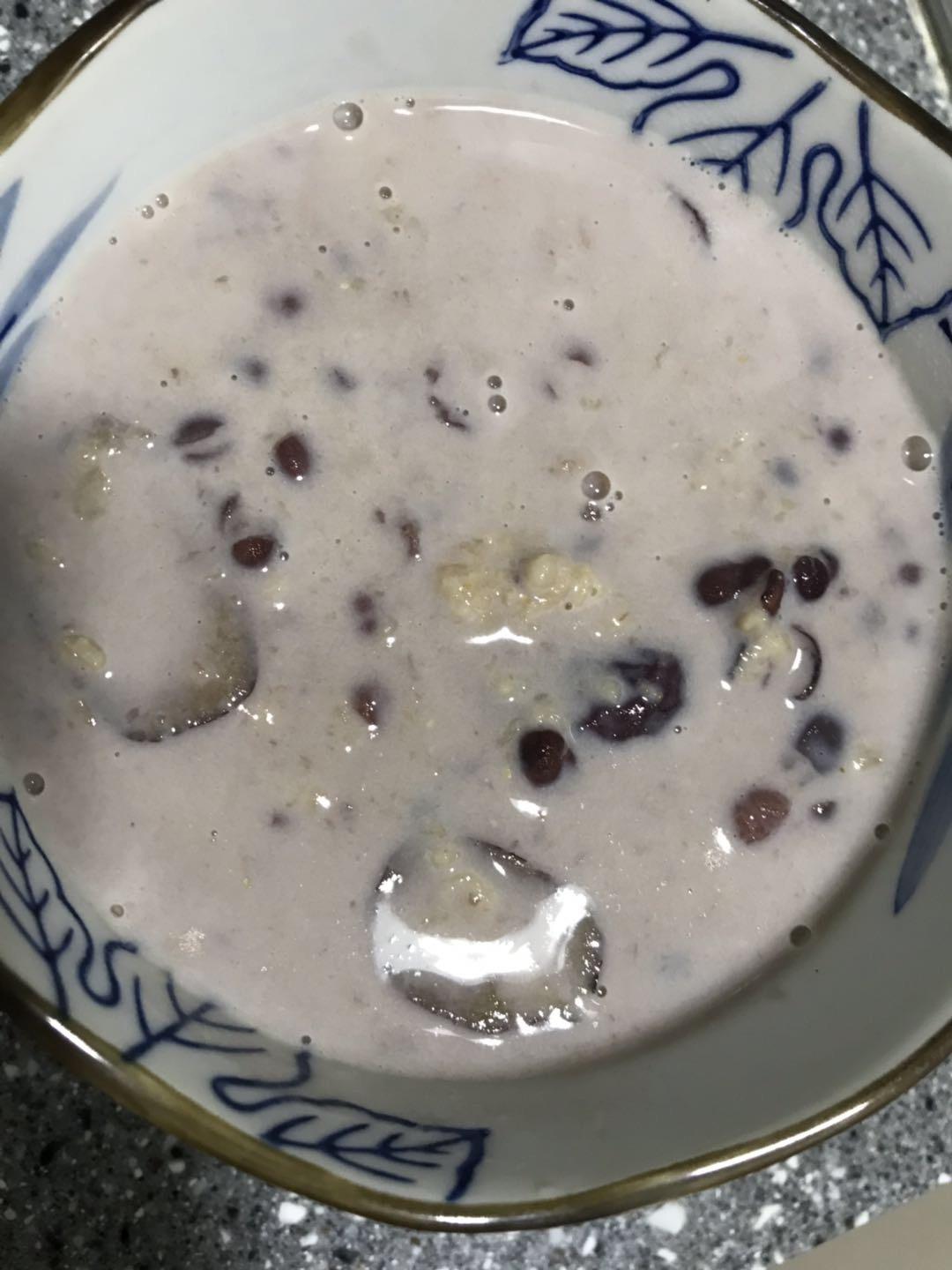 红枣红豆薏仁牛奶粥