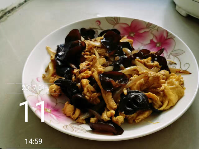 木耳炒鸡蛋 Wood ear Mushrooms with Egg