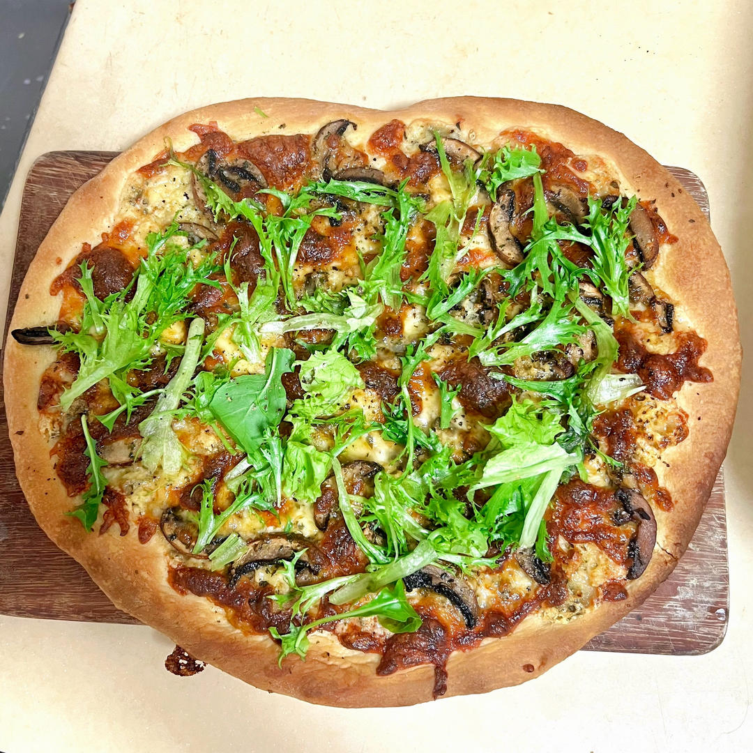 松露酱蘑菇披萨 Pizza with Mushrooms, Mozzarela and Truffle
