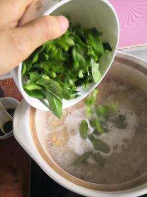 广式咸蛋菜心粒粥的做法 步骤4