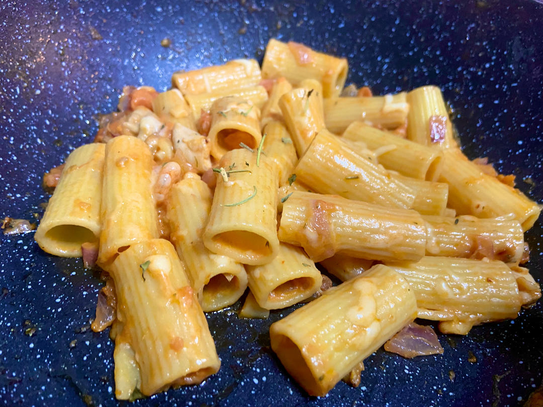 十五分钟搞定孩子们最爱的奶油芝士番茄酱通心粉