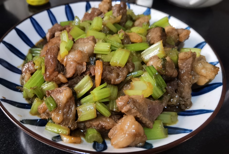 米饭杀手｜芹菜粒炒牛肉末