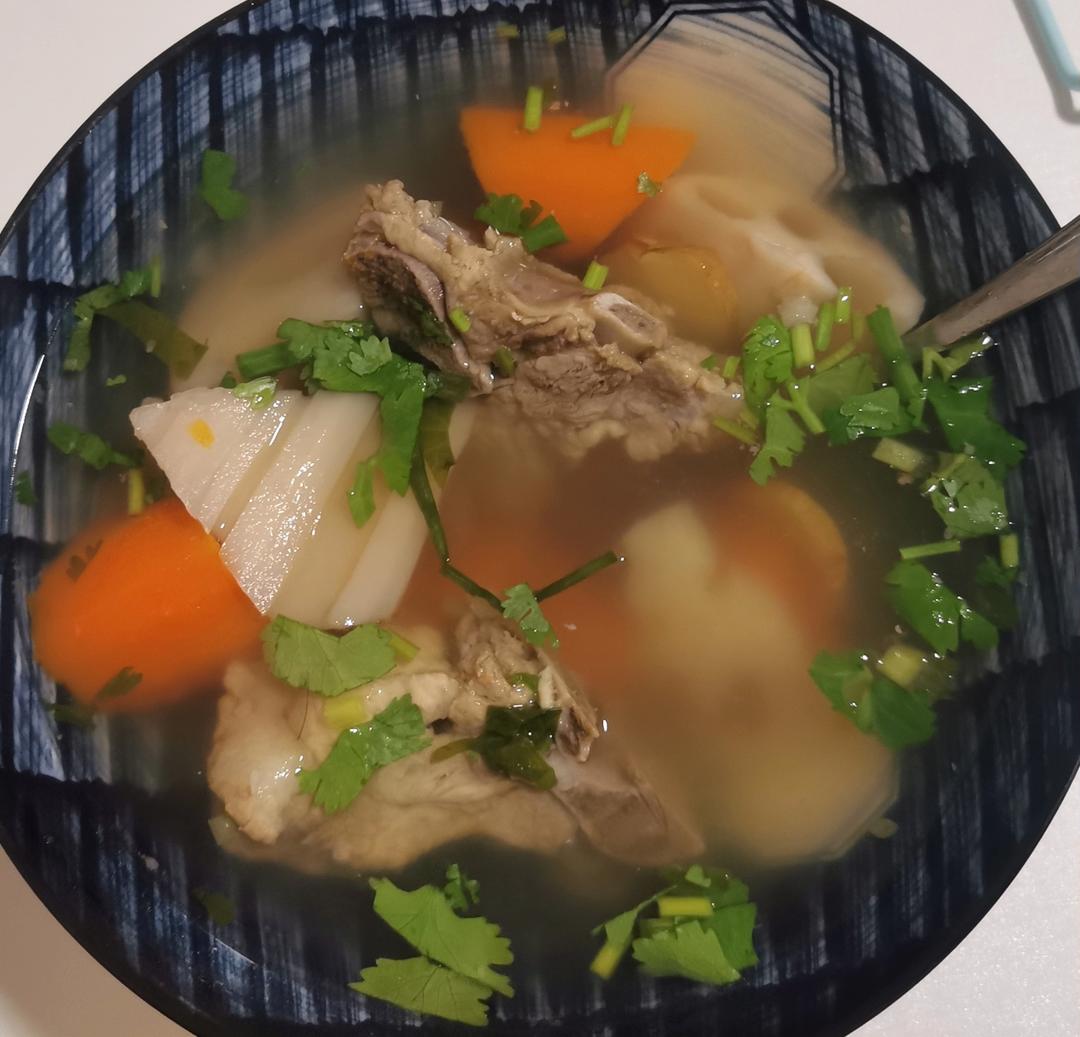 秋冬滋补——莲藕花生排骨汤（内附超香蘸料做法！）