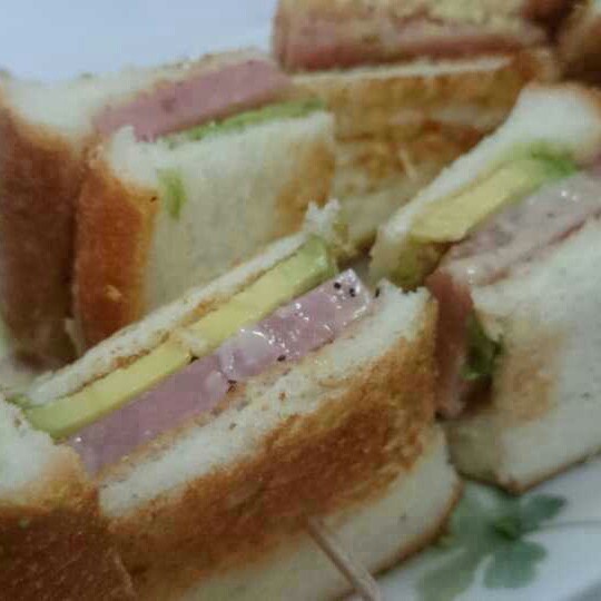 牛油果鸡蛋火腿三明治