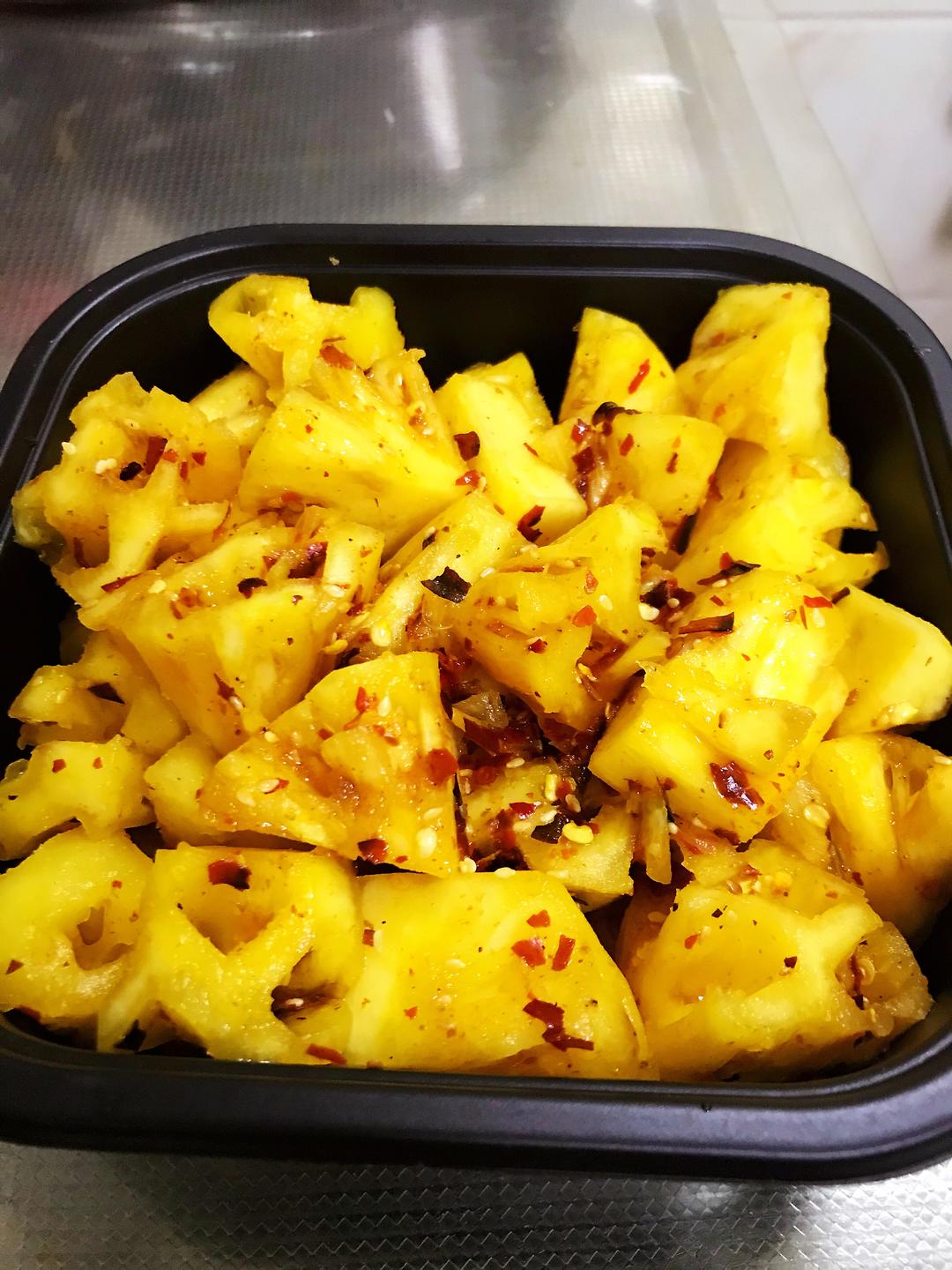 菠萝新吃法糊辣子拌菠萝