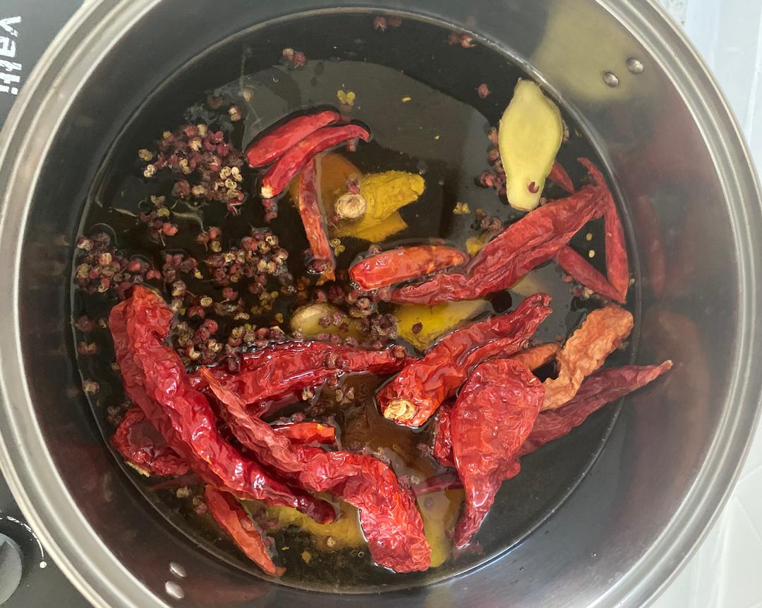 开中火煮15-20分钟,煮出麻辣味不锈钢锅中加水,放入干辣椒,花椒,麻椒