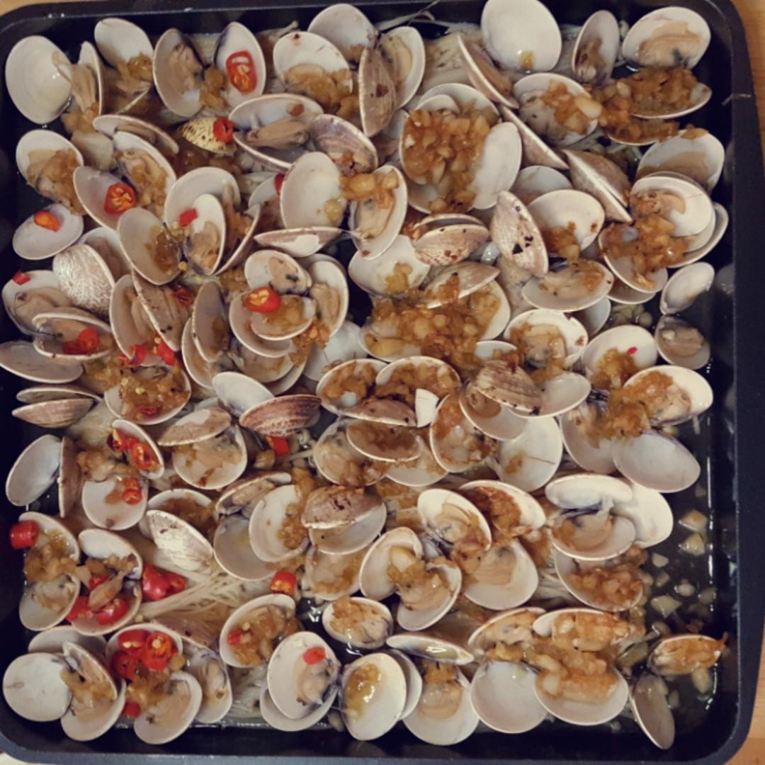 蒜蓉金针菇烤花蛤虾