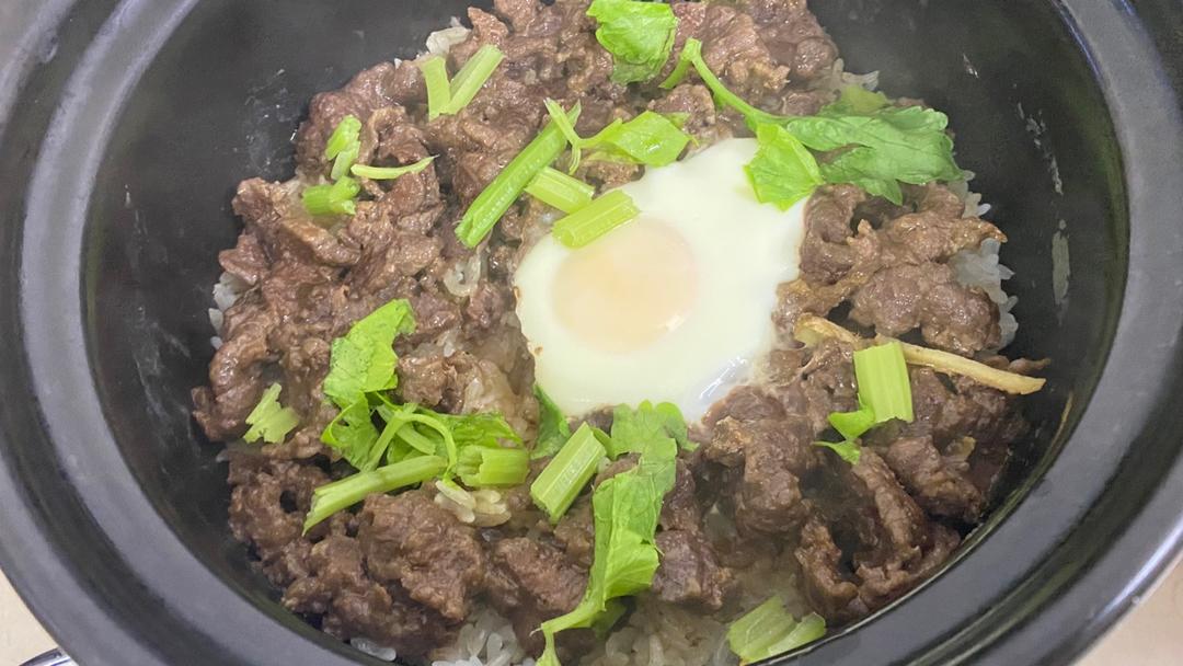 广式牛肉窝蛋煲仔饭