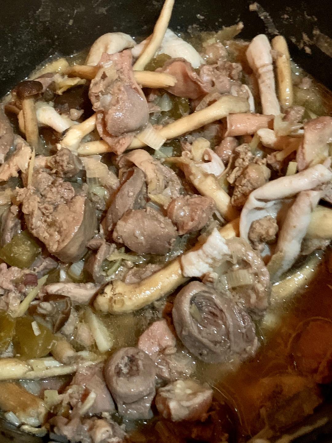 辣椒茶树菇焖鸡杂的做法