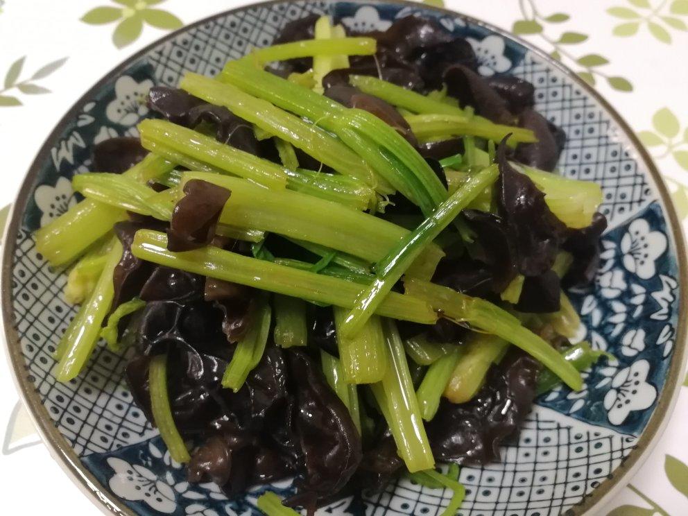 芹菜木耳炒肉丝