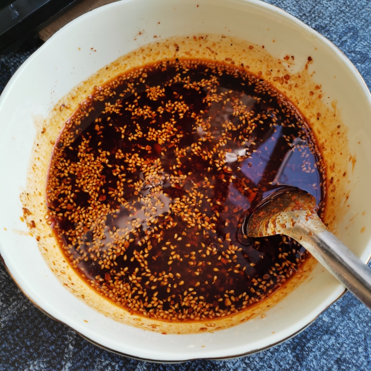 用辣椒面做的家庭自制万能辣椒油-简易版！贼香的做法