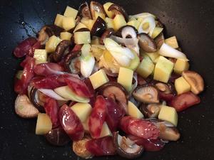香菇腊肠土豆焖饭的做法 步骤5