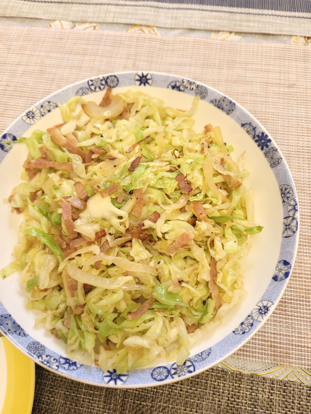 黄油黑胡椒培根炒卷心菜