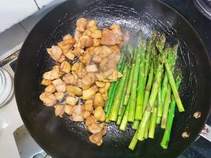 香煎芦笋鸡腿肉的做法 步骤3
