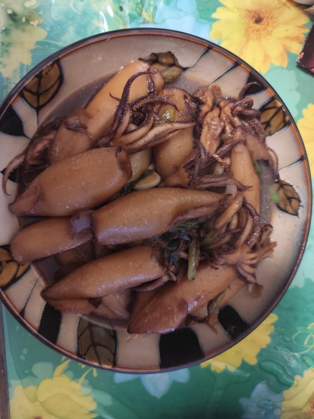 鲜美的酱油焖笔管鱿鱼