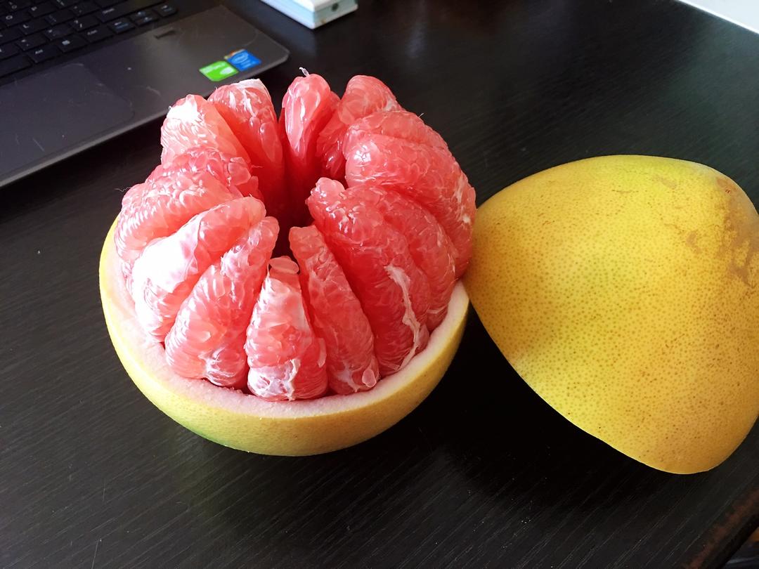 喵星人萌萌子做的完美剥柚子大法