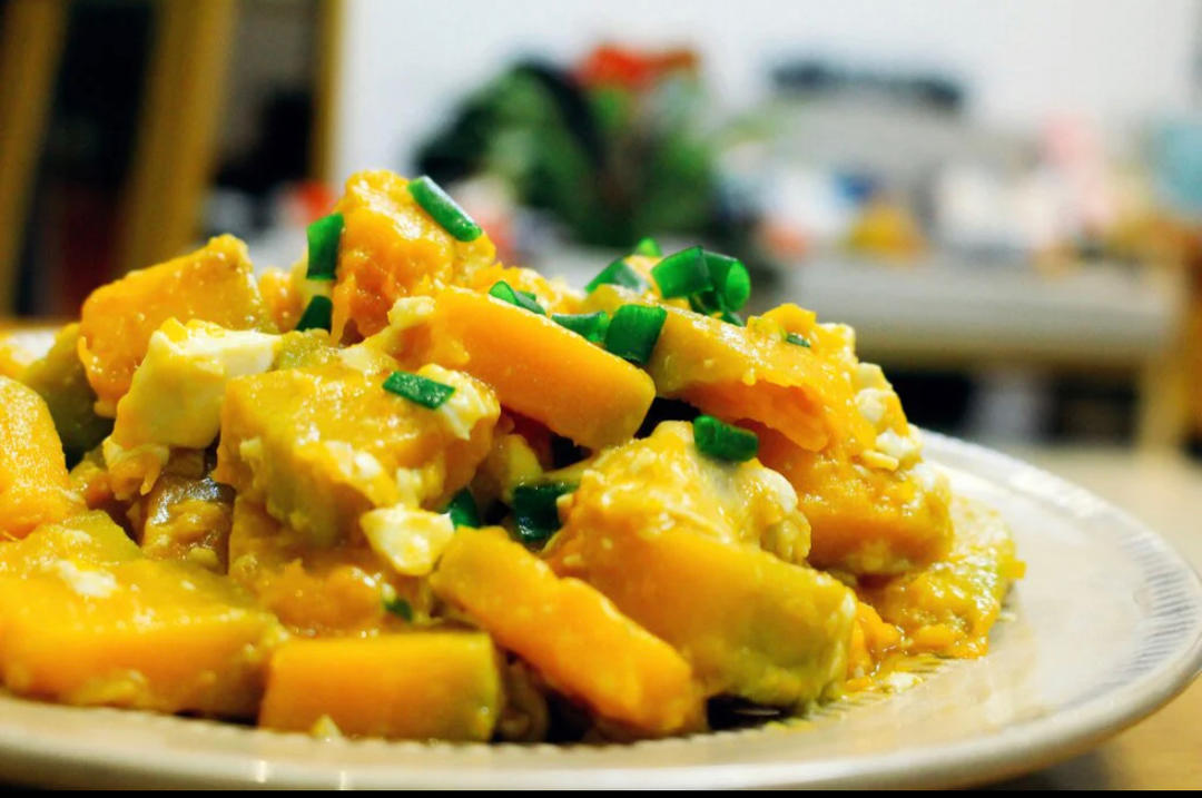 奔跑的辣辣做的咸鸭蛋炒南瓜