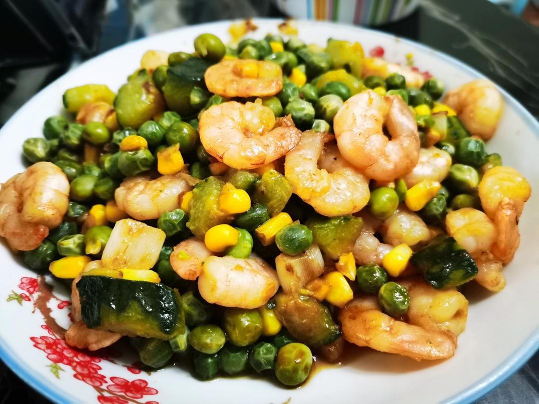 青豆，胡萝卜，玉米炒虾仁。