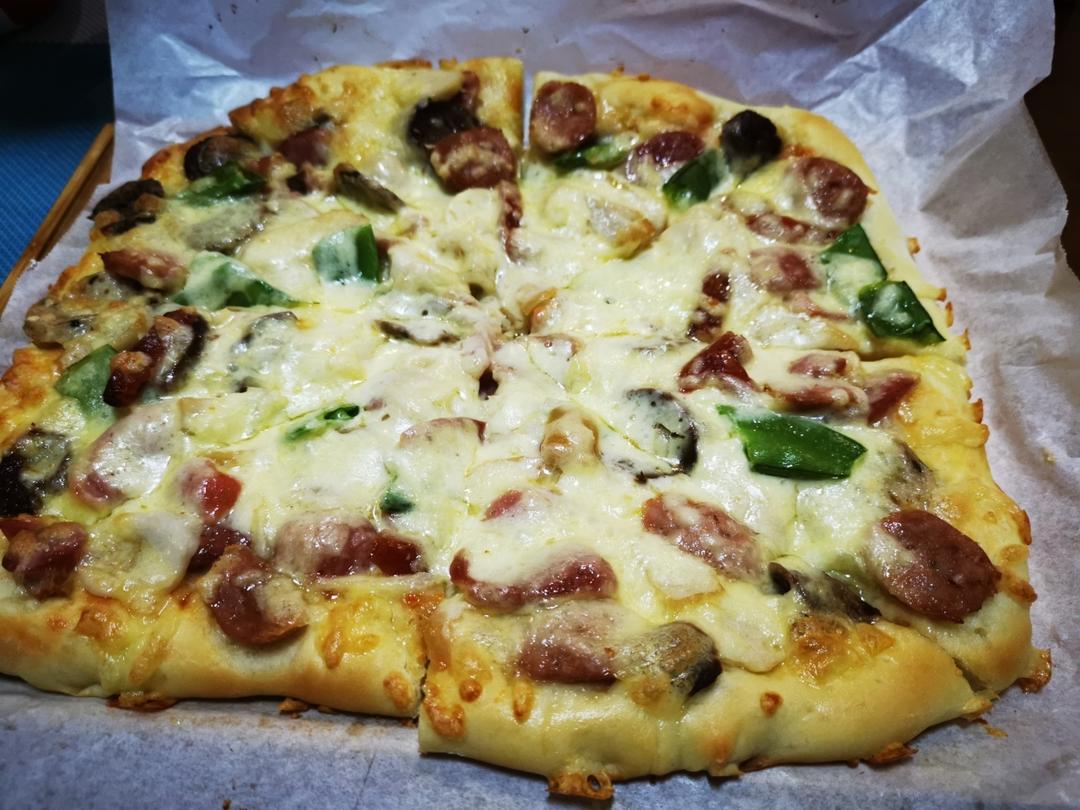 含宣软饼皮做法、自己在家也能做出馅料十足、超拉丝的美味诱人披萨