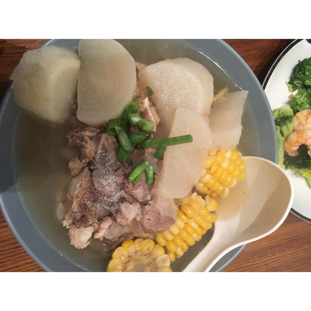 筒子骨玉米萝卜汤