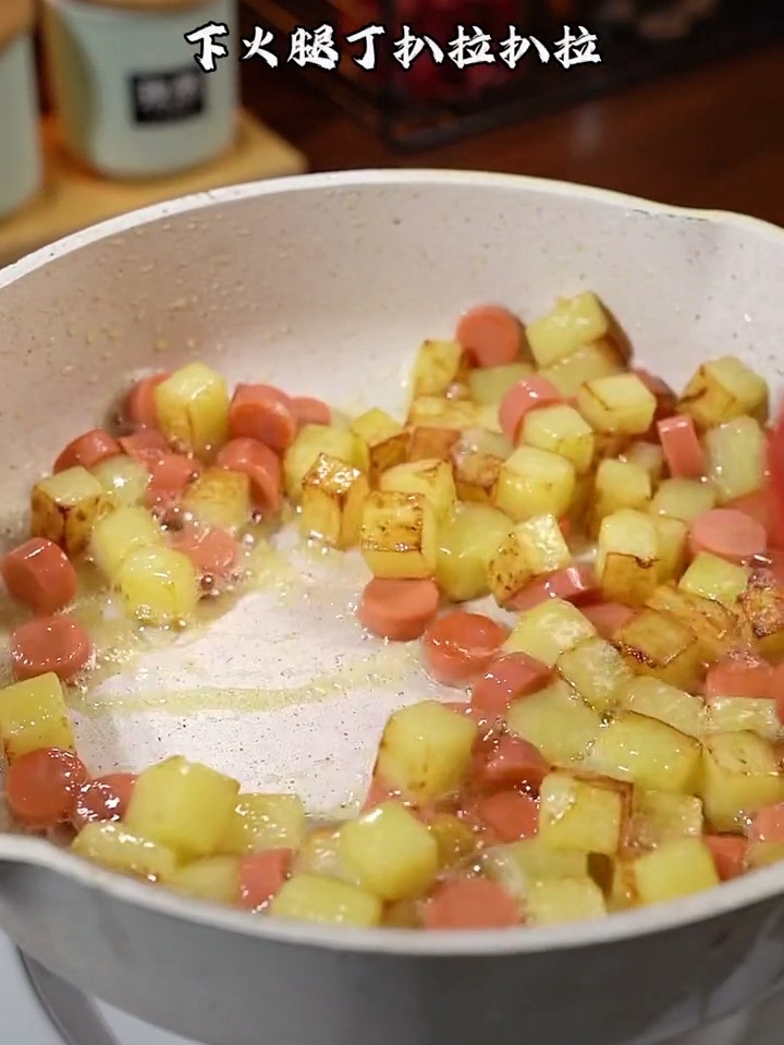土豆香肠拌面的做法 步骤3