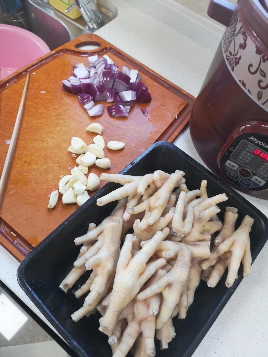 學(xué)會(huì)這道雞爪煲就再也不用去胖哥倆排隊(duì)了的做法 步驟1