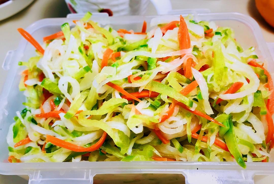 葱油拌萝卜丝（1234漂亮入味的减脂好菜）