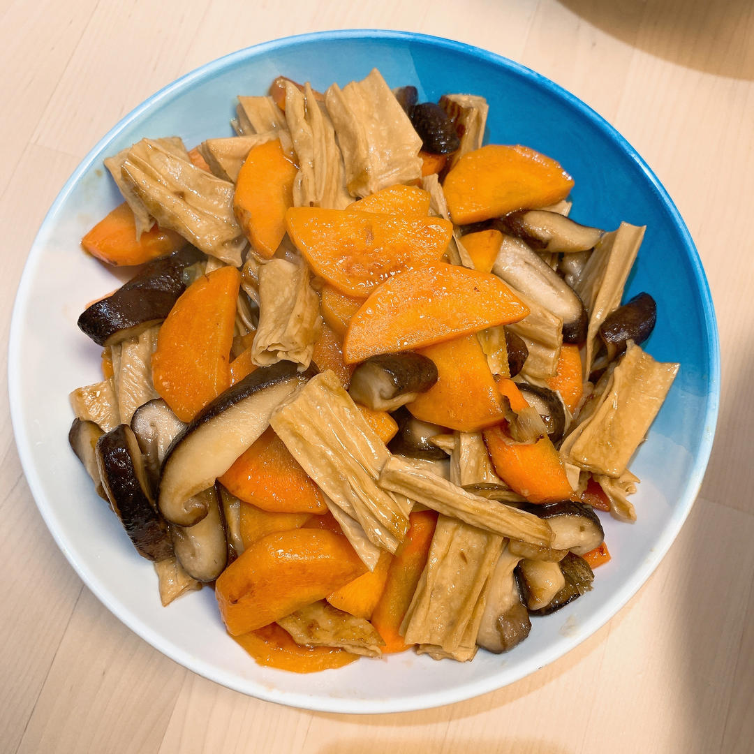 简单又好吃，米饭杀手！香菇胡萝卜炒腐竹