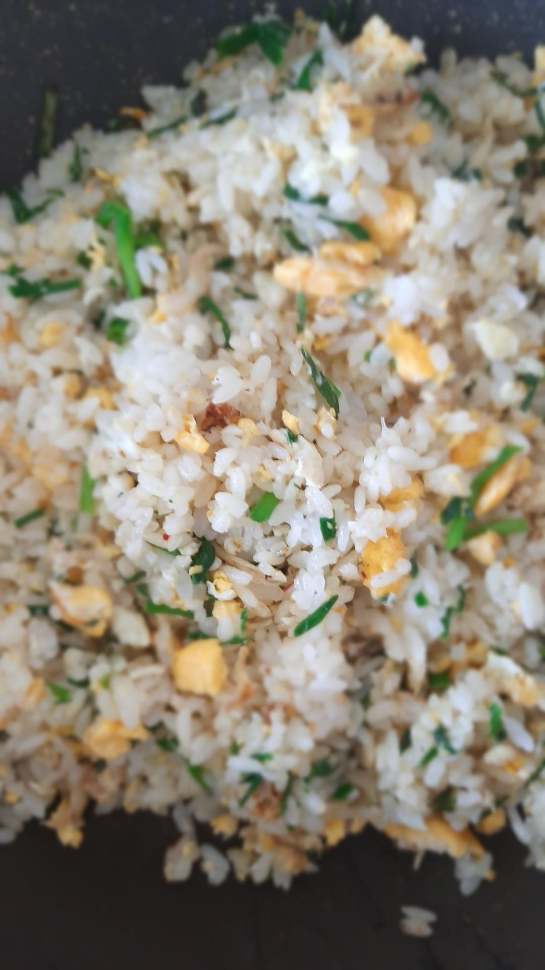 银鱼🐟火腿肠鸡蛋炒饭😋的做法