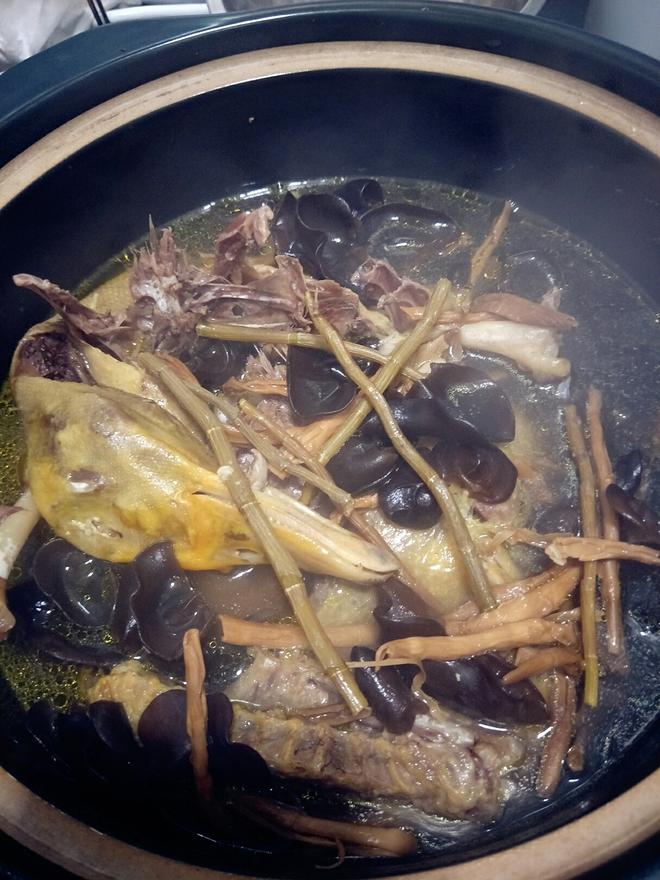 石斛笋干木耳炖鸭汤的做法