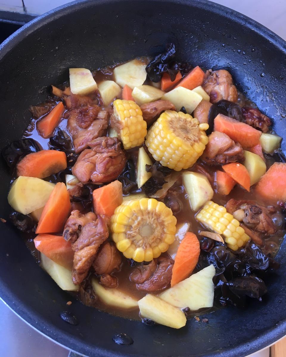 鸡块土豆卷子一锅炖