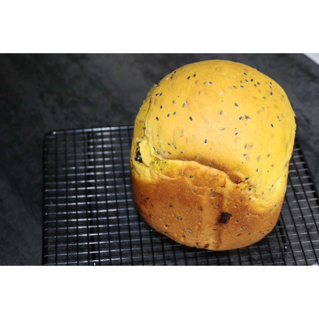 南瓜芝麻面包——天然的色彩揉进面团里