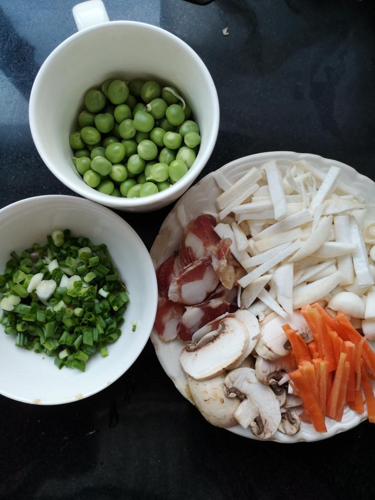 炒着比煮更好吃【腊肠菌菇炒乌冬】的做法 步骤1