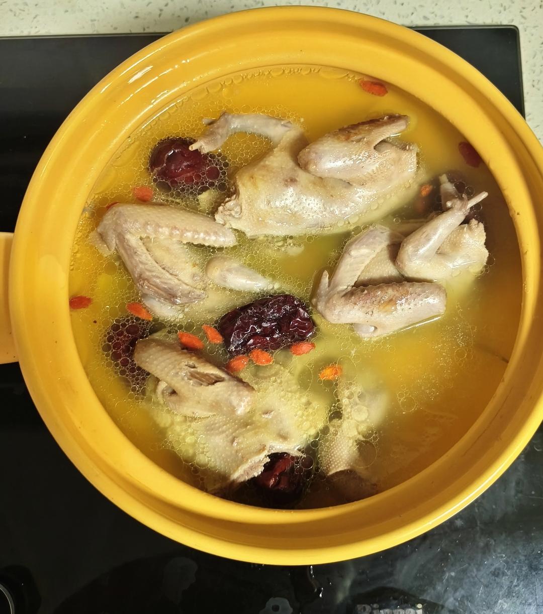 清炖鸽子汤（汤鲜肉嫩）