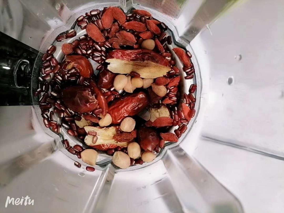 用新鲜杨梅做的杨梅汁
