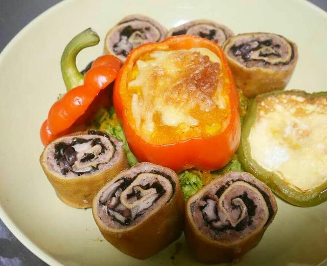 南瓜彩椒盅配豆皮肉卷的做法