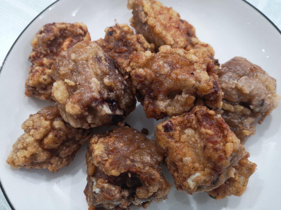 我家排骨从不红烧，加一些大蒜，出锅香喷喷，孩子吃完舔手指