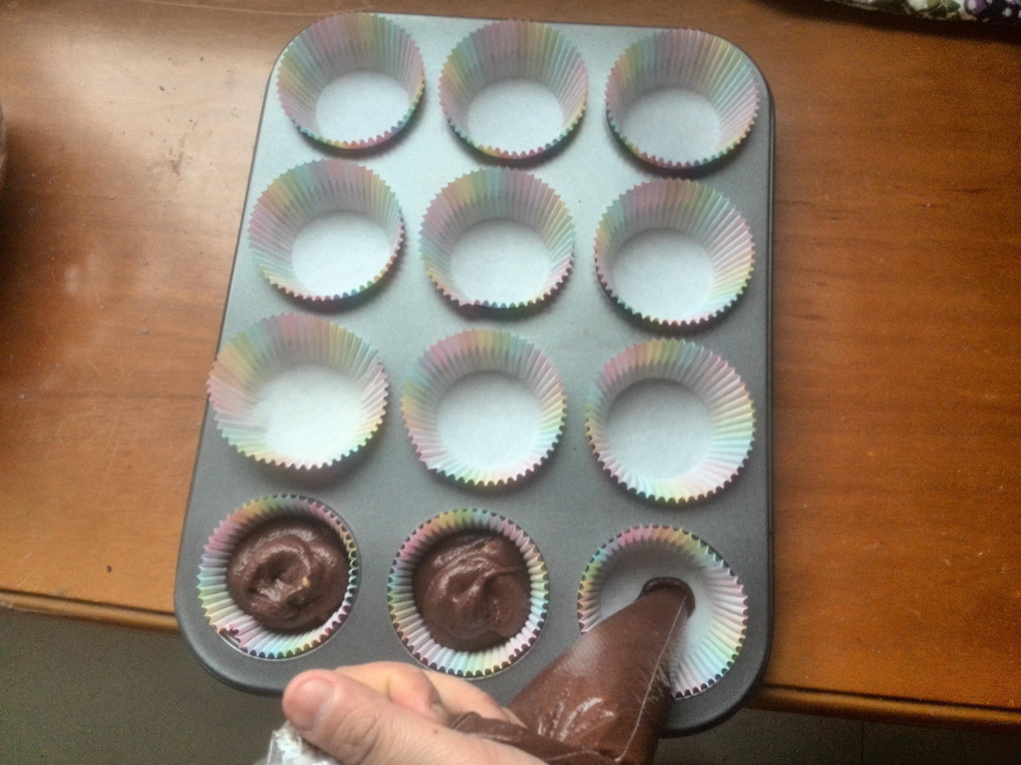 醇香可可纸杯蛋糕（内含巧克力碎丁）的做法 步骤8