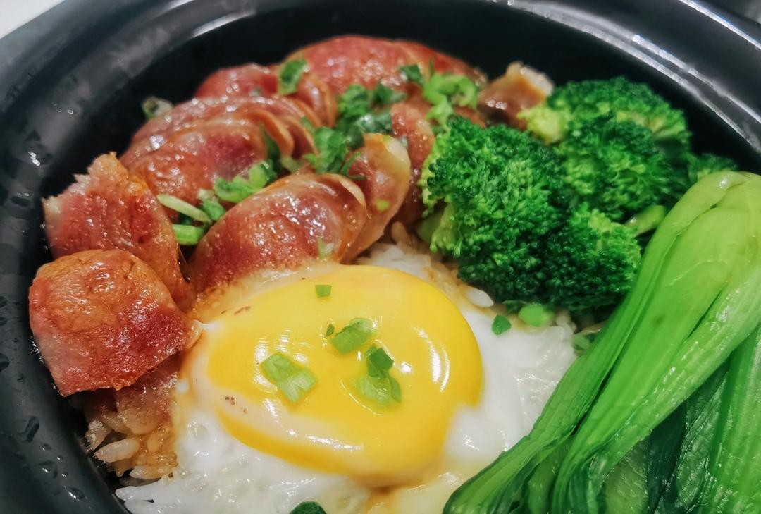 广式腊味煲仔饭