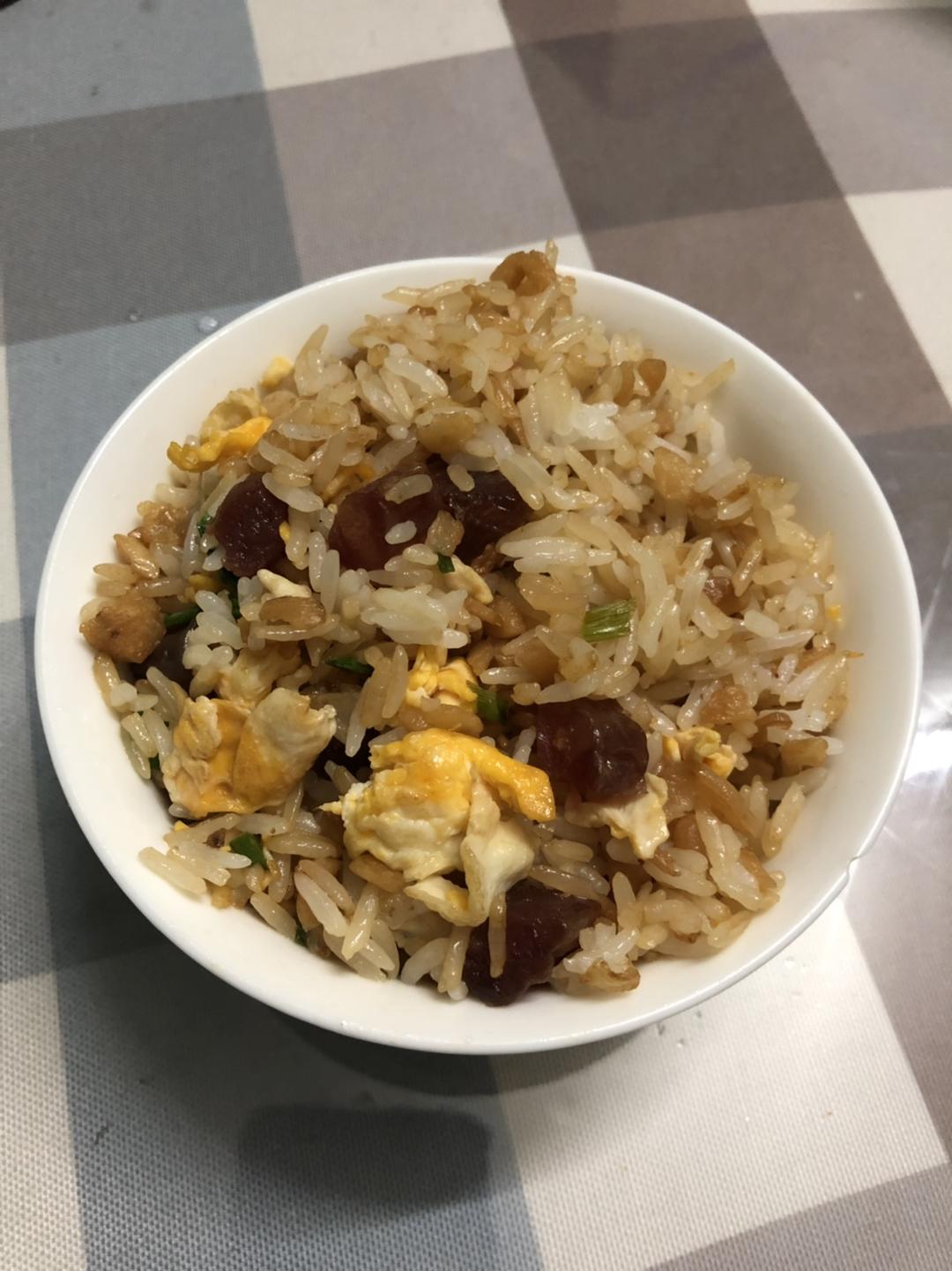 萝卜粒腊肠鸡蛋炒饭的做法