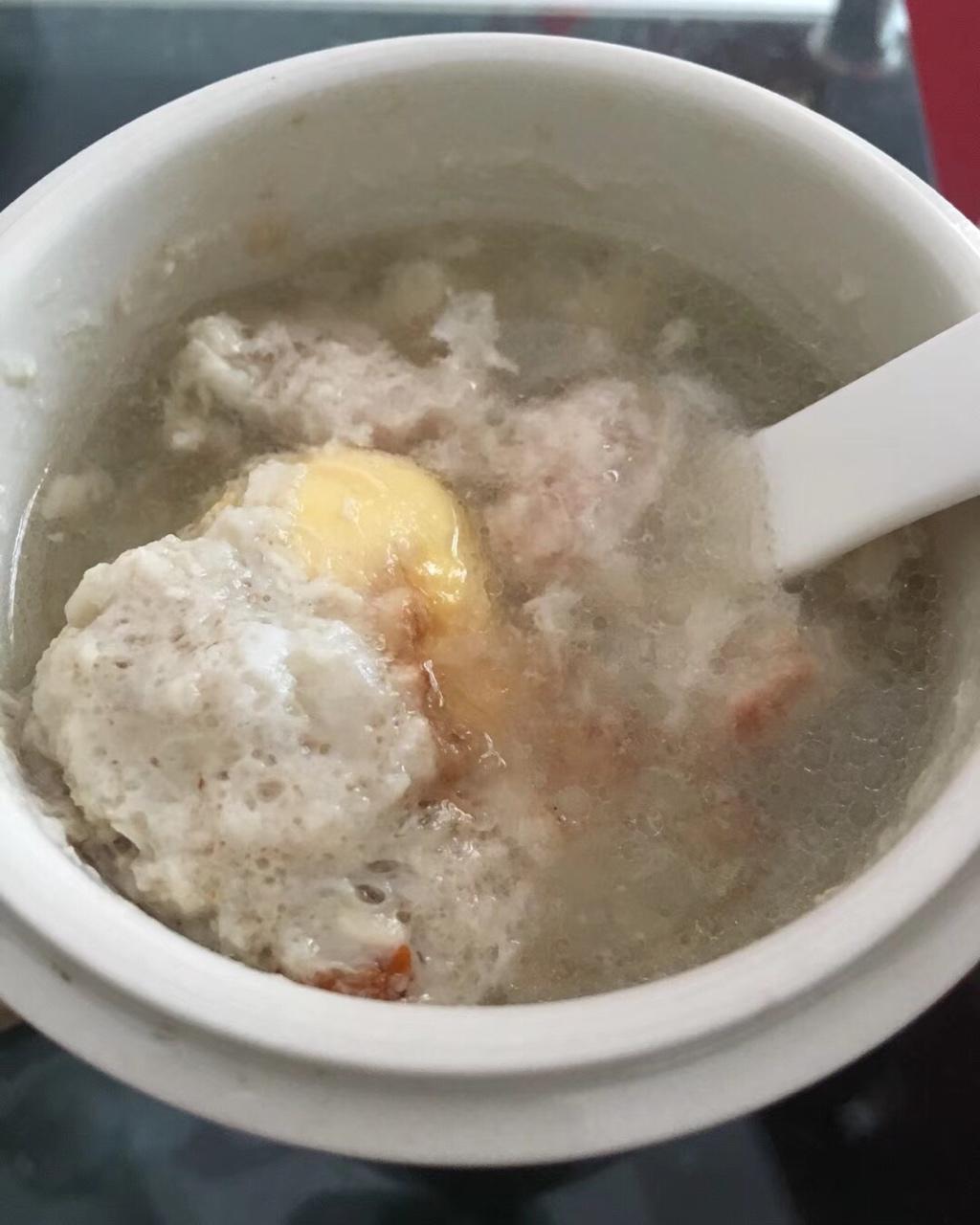 陈水源与吴燕萍做的鸡蛋肉泥炖盅