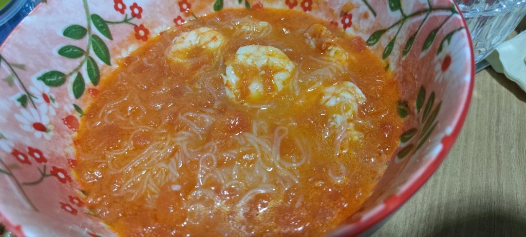 减脂餐｜番茄虾滑粉丝汤，汤鲜味美～