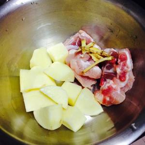 土豆脊骨炖汤［30分钟电高压锅版］的做法 步骤1