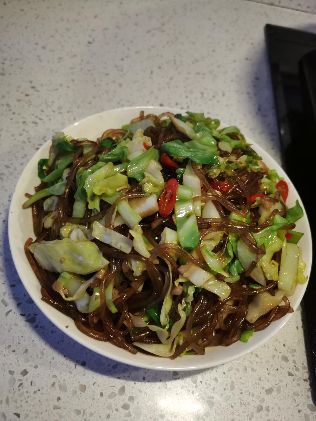 好吃不过家常菜，这样做的包菜炒粉条太下饭了，快去做起来吧